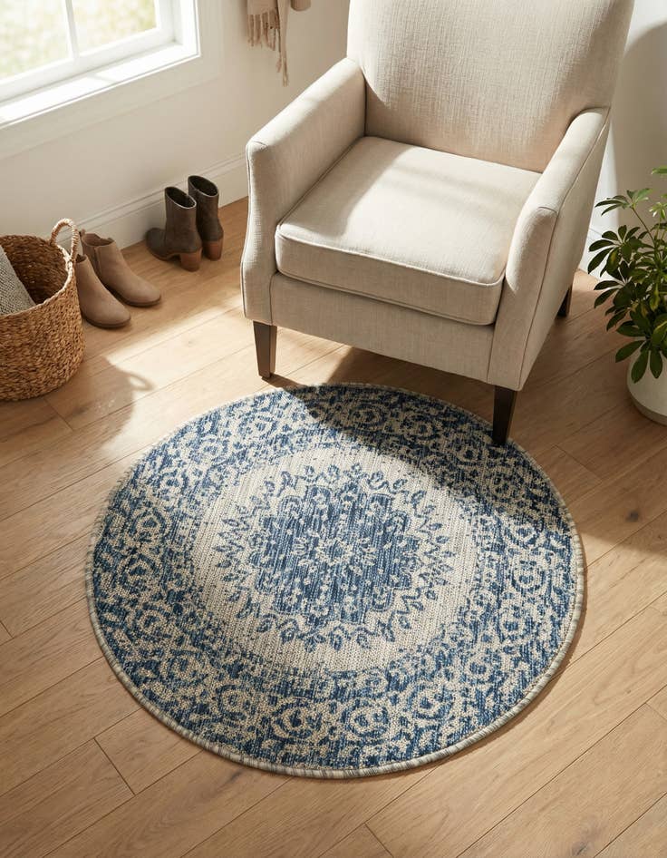 Detail image of 3' x 3' Washable Traditional Indoor / Outdoor Round Rug