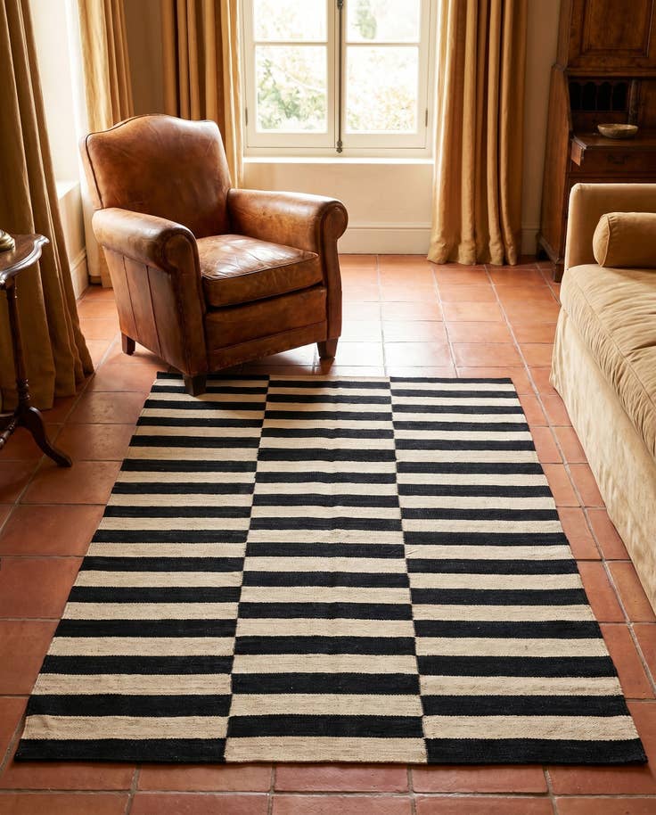 Detail image of 4' 1 x 5' 10 Hand Woven Kilim Suzani Wool Rug