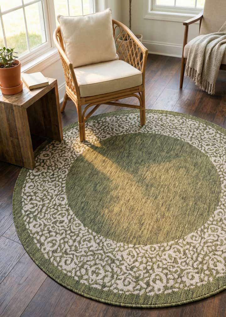 5' 3 x 5' 3 Easy-Clean Border Indoor / Outdoor Round Rug