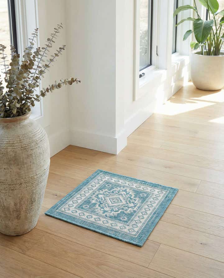 1' 4 x 1' 4 Easy-Clean Aztec Indoor / Outdoor Sample Rug