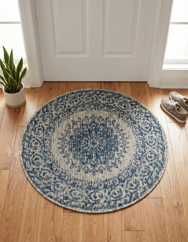 Detail image of 3' x 3' Washable Traditional Indoor / Outdoor Round Rug