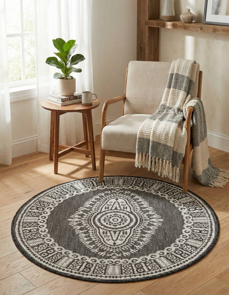 Detail image of 3' x 3'  Washable Traditional Indoor / Outdoor Round Rug