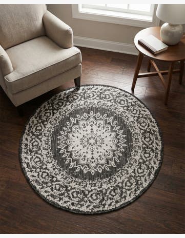 Black and White Easy-Clean Traditional Indoor / Outdoor Round Rug