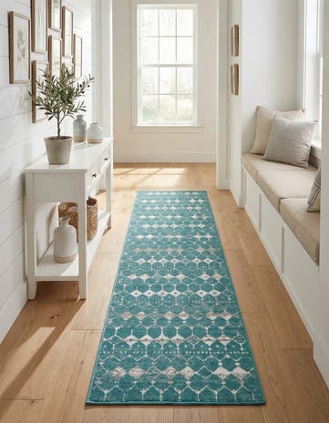 2' x 8' Easy-Clean Lattice Indoor / Outdoor Runner Rug