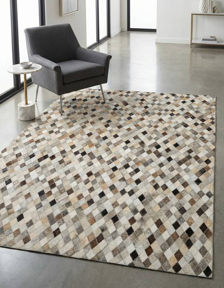 Detail image of 4' 8 x 6' 7 Cowhide Stocks Rug