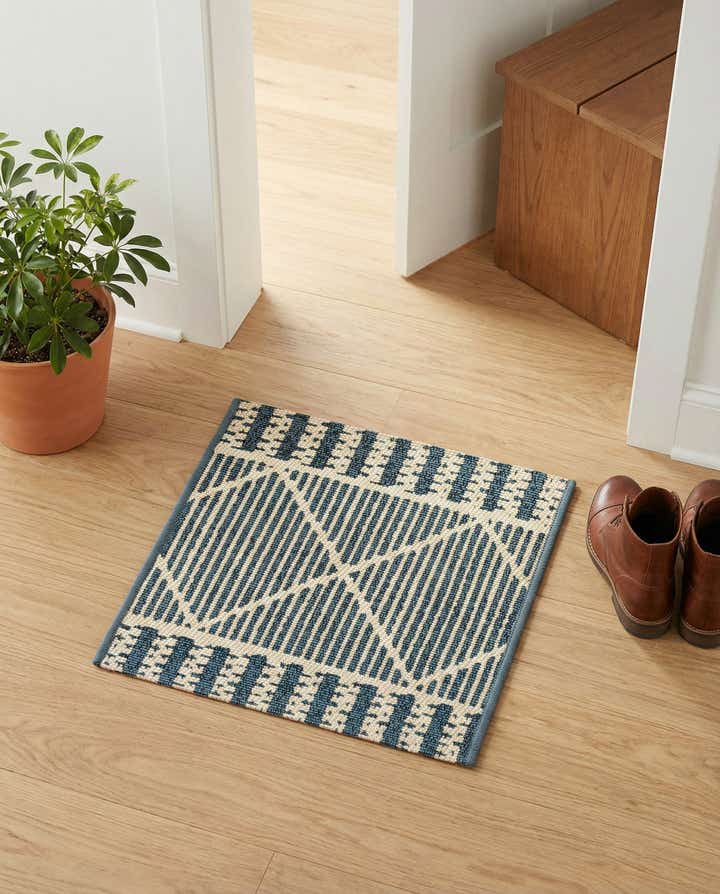 1' 4 x 1' 4 Easy-Clean Lattice Indoor / Outdoor Sample Rug