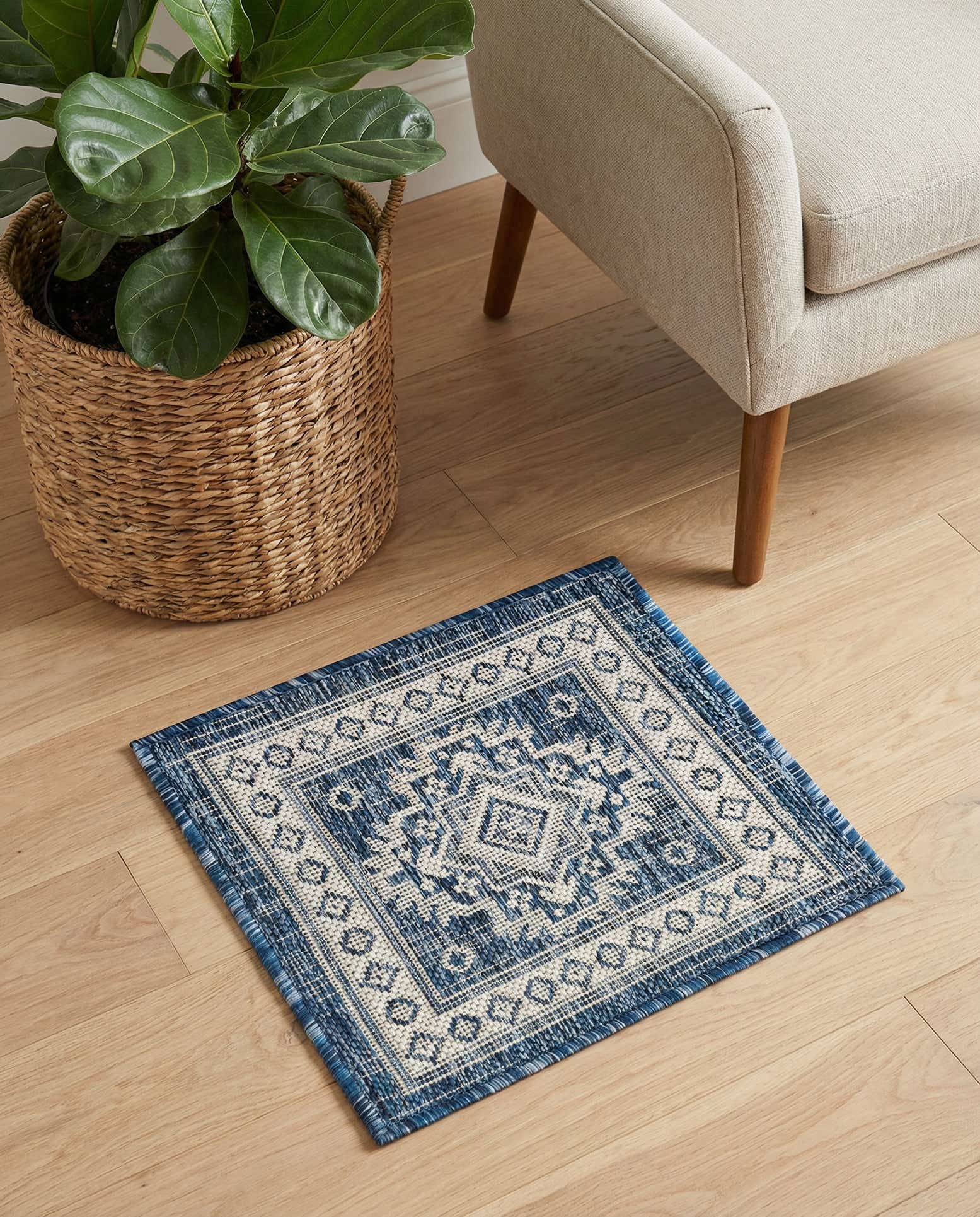 1' 4 x 1' 4 Easy-Clean Aztec Indoor / Outdoor Sample Rug