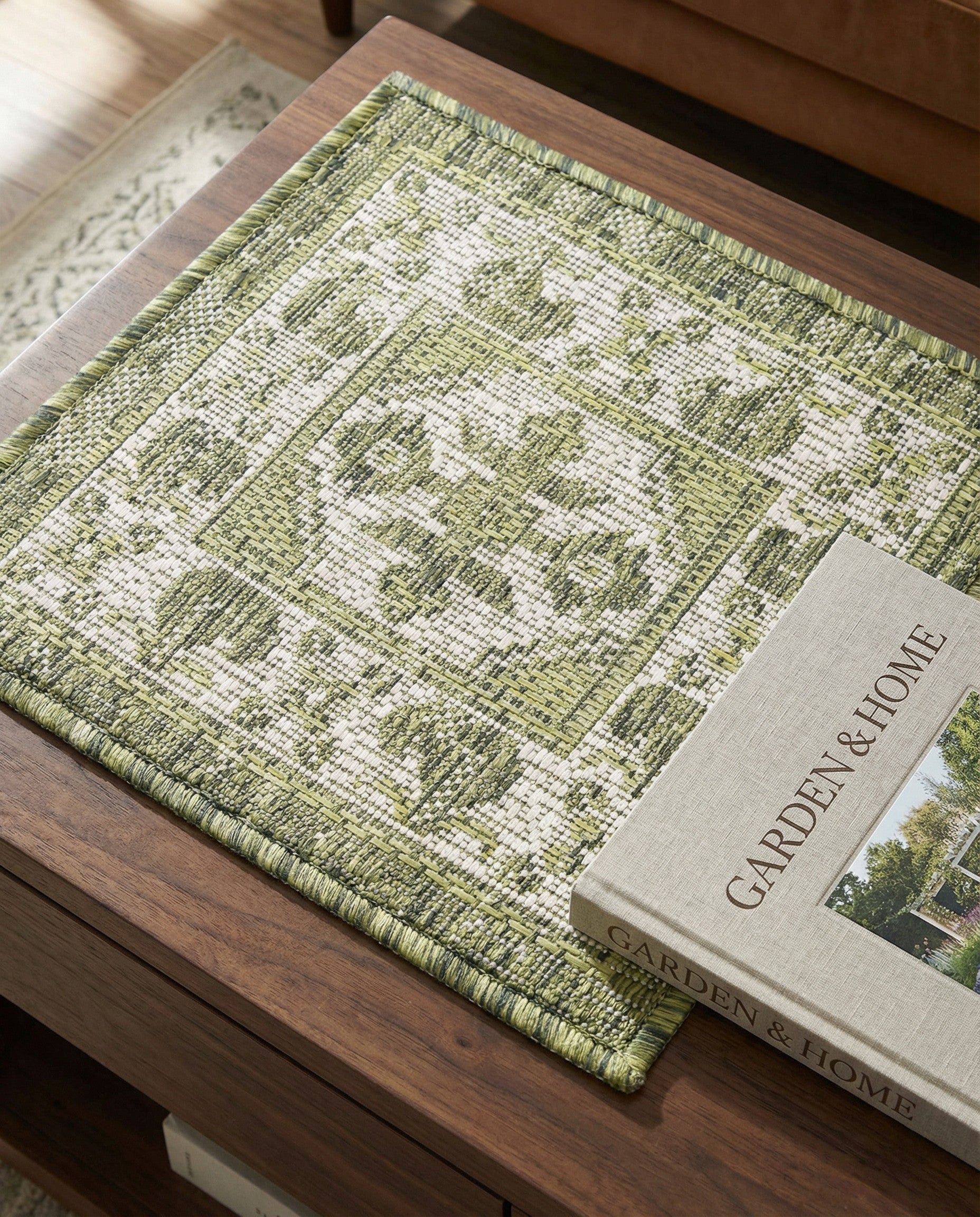 1' 4 x 1' 4 Easy-Clean Traditional Indoor / Outdoor Sample Rug