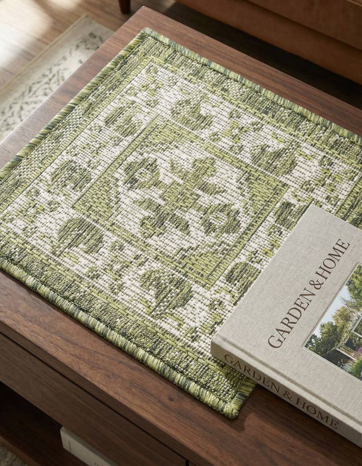 Detail image of 1' 4 x 1' 4 Washable Traditional Indoor / Outdoor Sample Rug