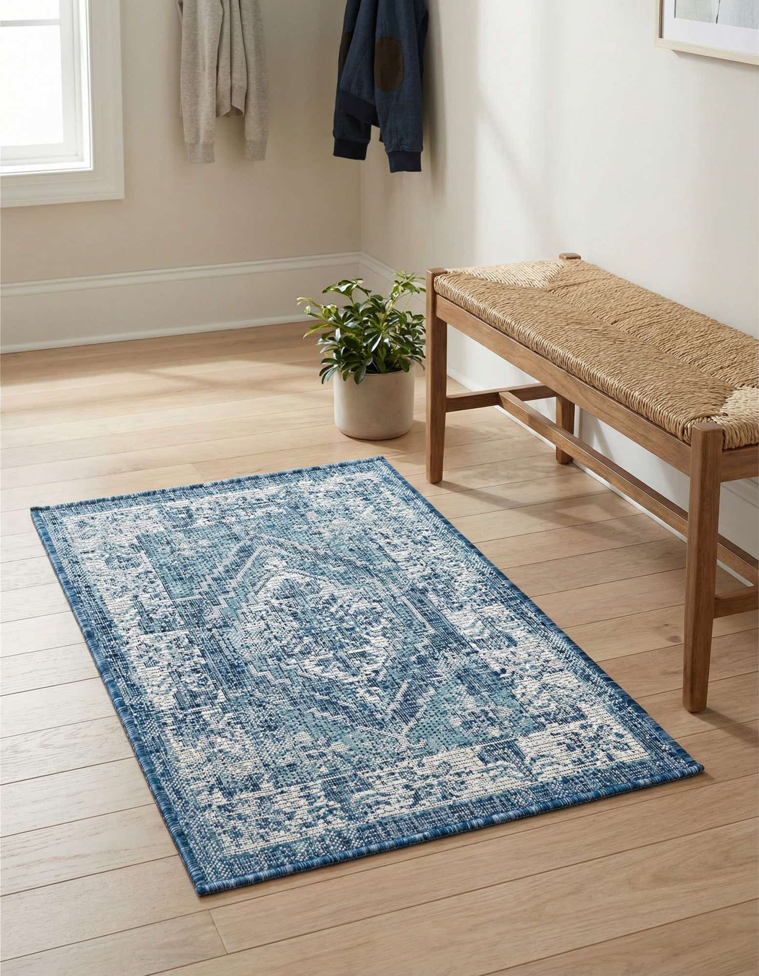 2' x 3' Easy-Clean Traditional Indoor / Outdoor Rug
