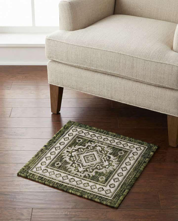 1' 4 x 1' 4 Easy-Clean Aztec Indoor / Outdoor Sample Rug