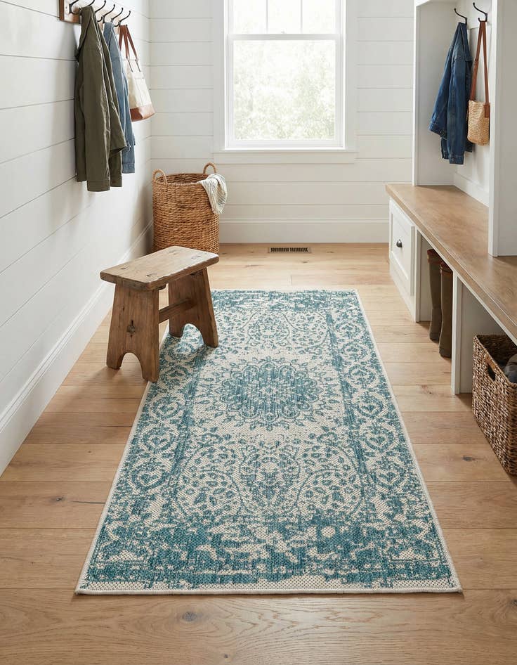 Detail image of 2' x 4' Washable Traditional Indoor / Outdoor Runner Rug
