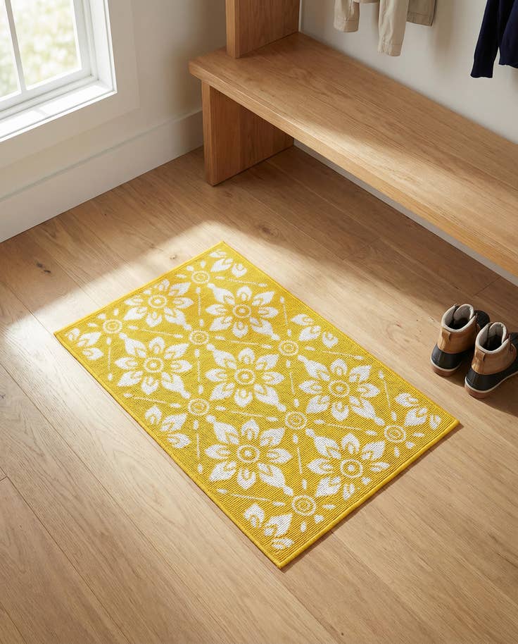 Detail image of 2' x 3' Easy-Clean Lattice Indoor / Outdoor Rug