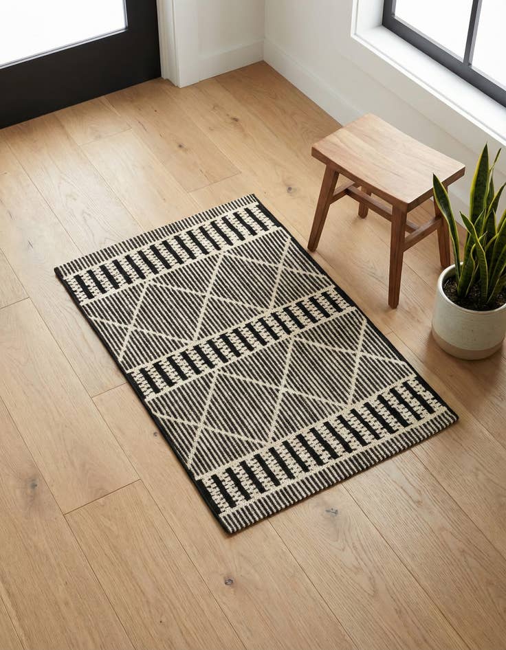 Detail image of 2' x 3'  Washable Trellis Indoor / Outdoor Rug
