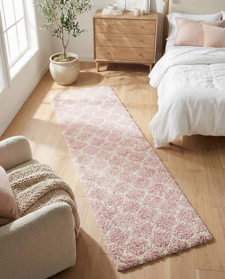 Detail image of 2' 7 x 10' Lattice Shag Runner Rug