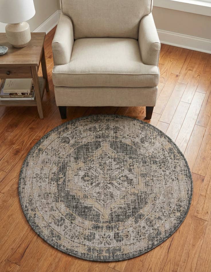 Detail image of 3' x 3' Washable Traditional Indoor / Outdoor Round Rug