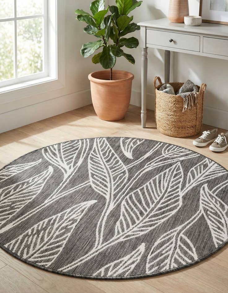 Detail image of 4' x 4'  Washable Botanical Indoor / Outdoor Round Rug