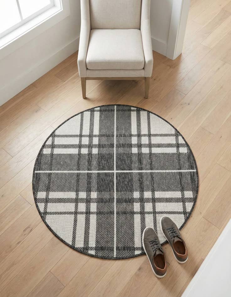 Detail image of 3' x 3' Washable Checkered Indoor / Outdoor Round Rug