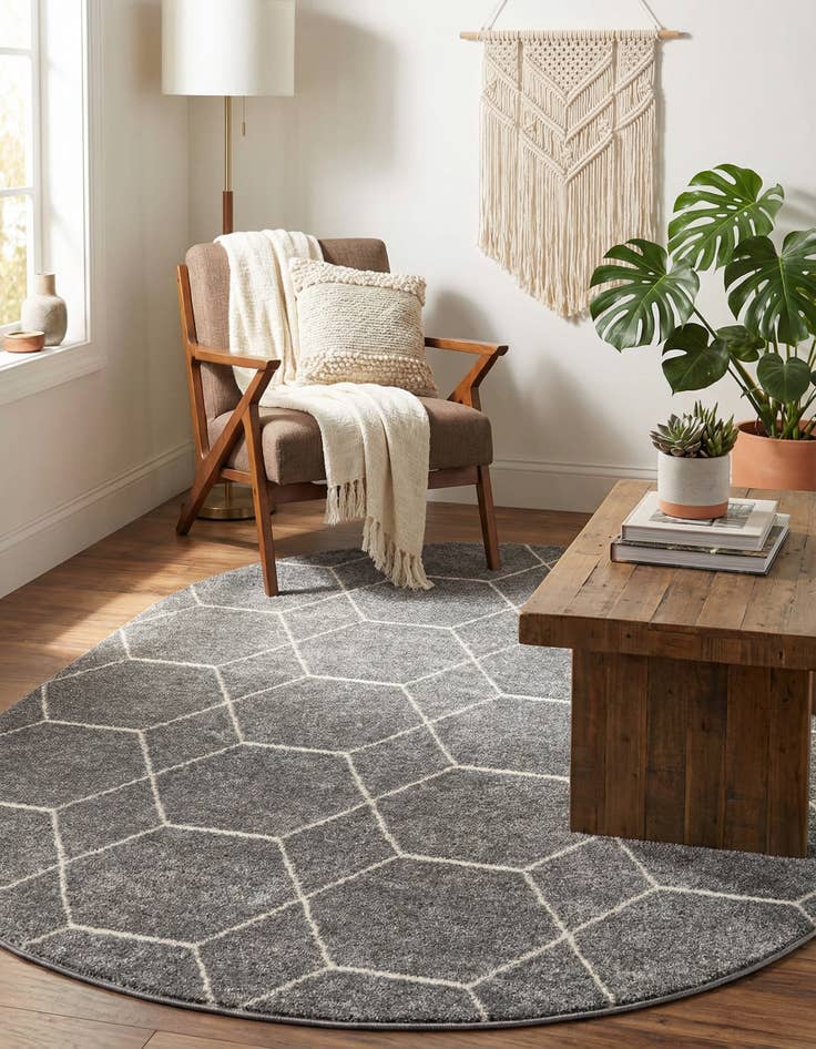 Detail image of 4' x 6' Trellis Frieze Oval Rug