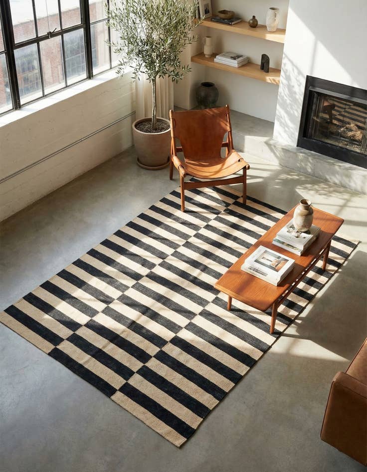 Detail image of 4' 2 x 5' 10 Hand Woven Kilim Modern Wool Rug