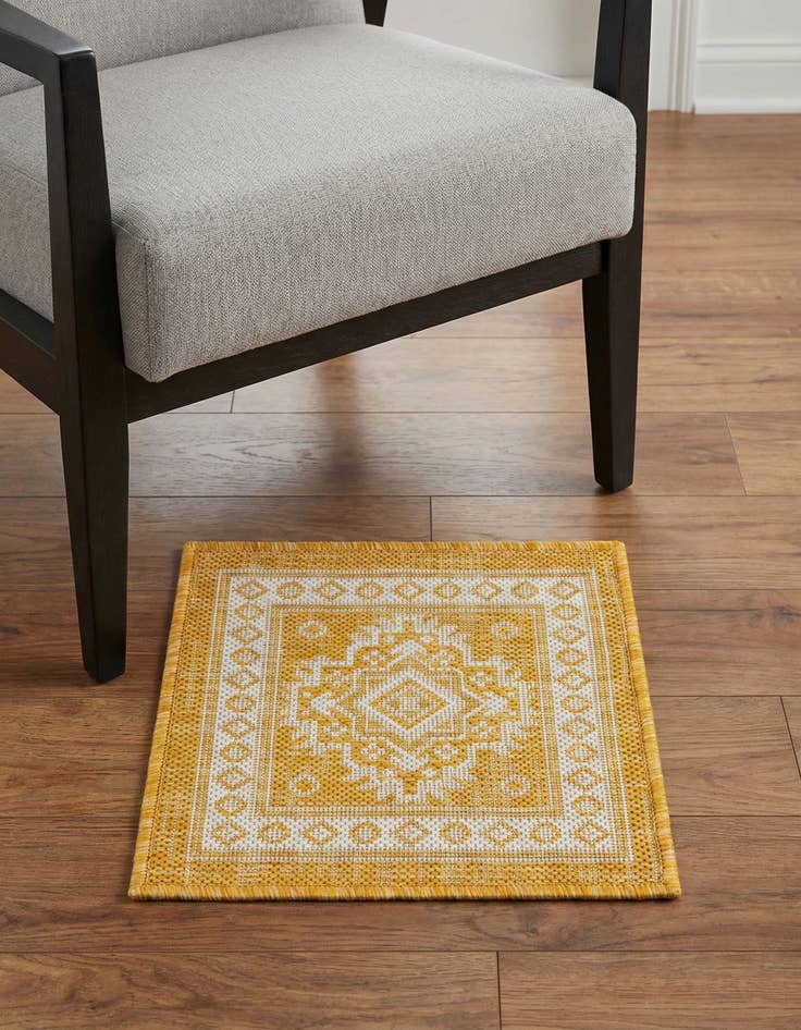 Detail image of 1' 4 x 1' 4 Washable Aztec Indoor / Outdoor Sample Rug