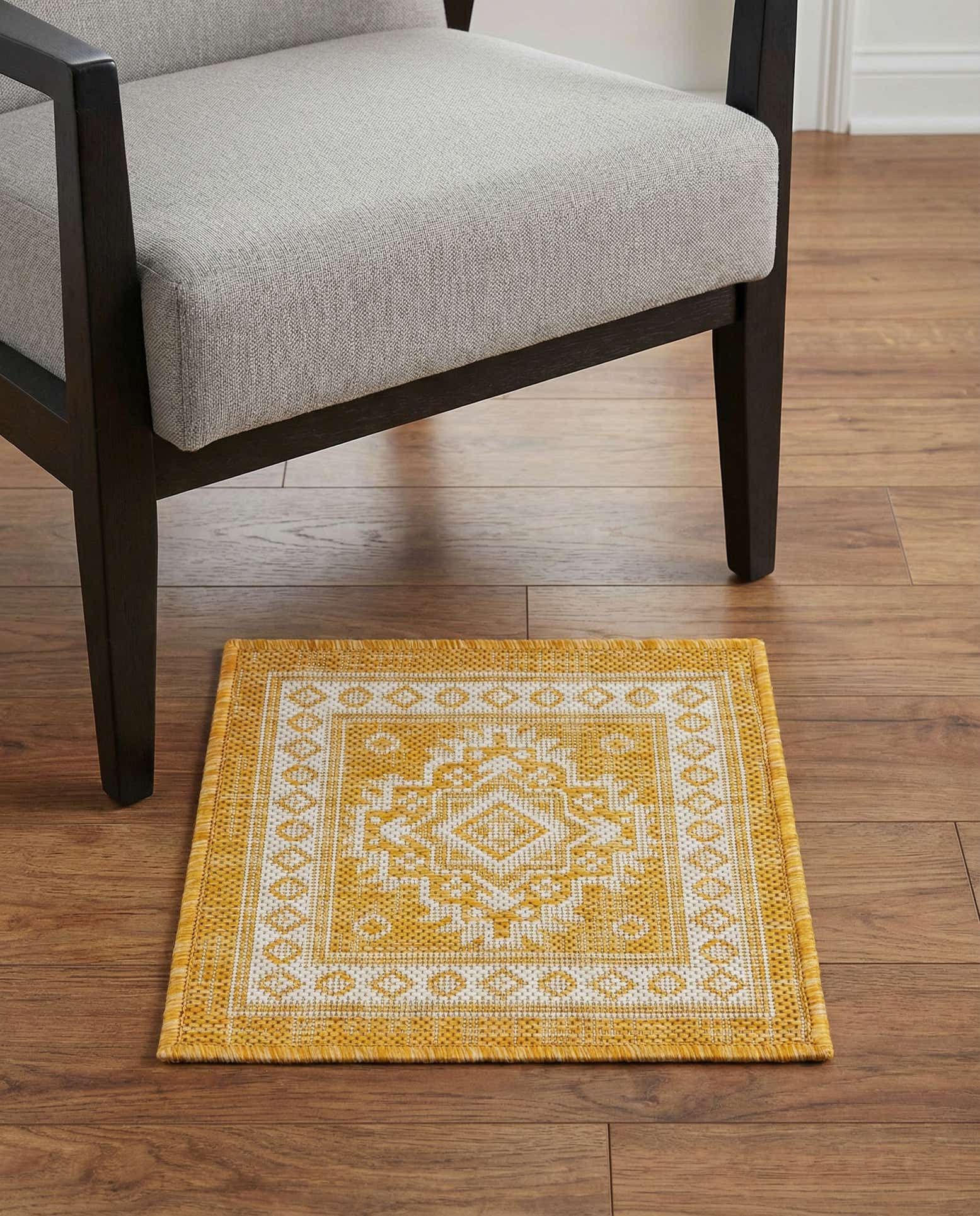 1' 4 x 1' 4 Easy-Clean Aztec Indoor / Outdoor Sample Rug