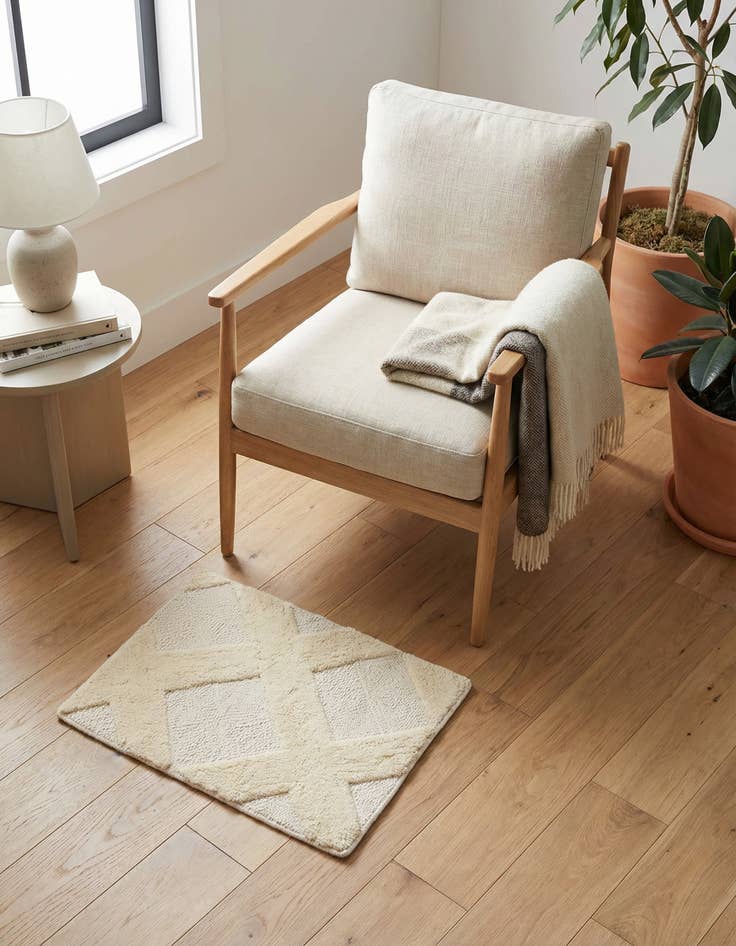 Detail image of 2' x 3' 1 Hand Woven Lattice Wool Rug