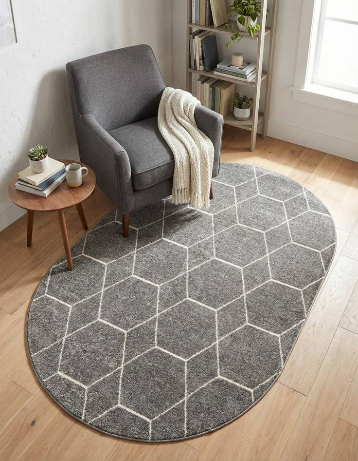 Detail image of 3' x 5' 3 Lattice Frieze Oval Rug