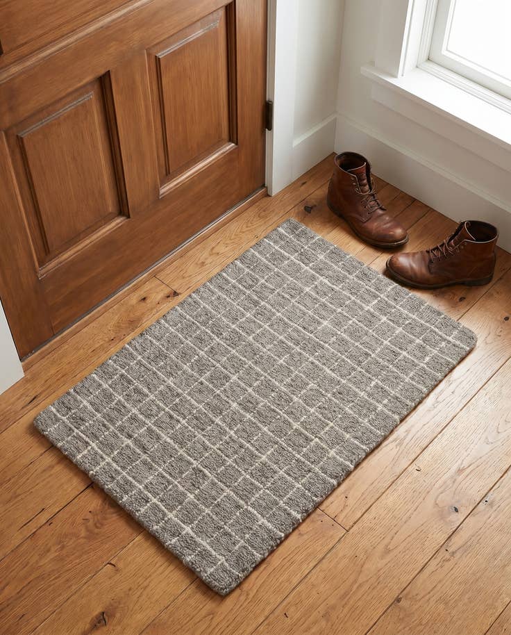 Detail image of 2' x 3' 1 Heritage Line Wool Rug