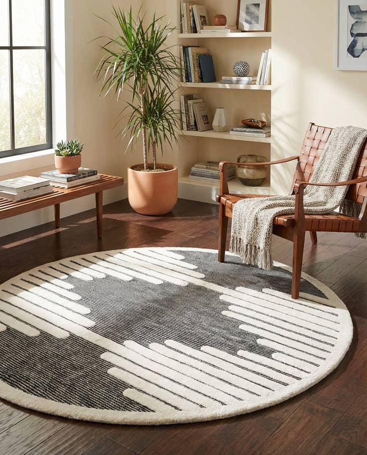 Detail image of 7' 10 x 7' 10 Prismatic Round Rug