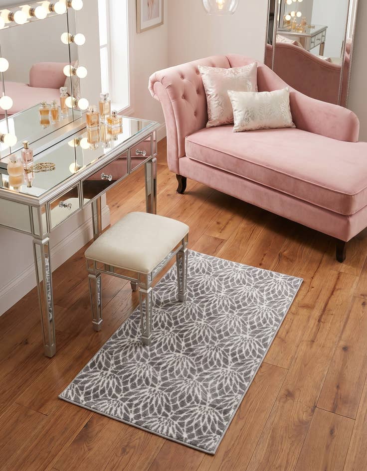 Detail image of 3' x 5' 3 Marilyn Monroe™ Glam Dahlia Rug