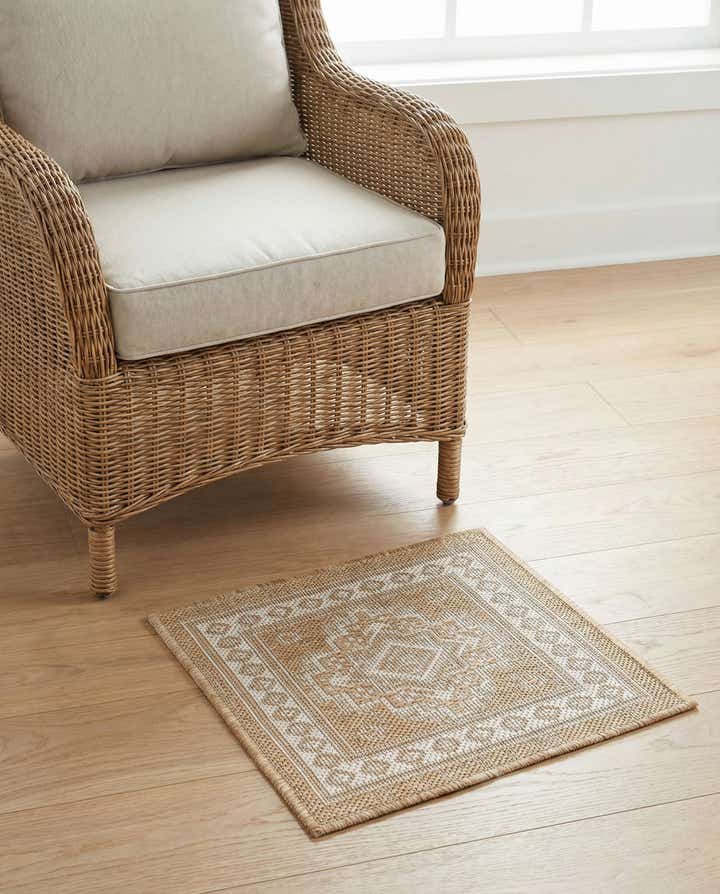 1' 4 x 1' 4 Easy-Clean Aztec Indoor / Outdoor Sample Rug