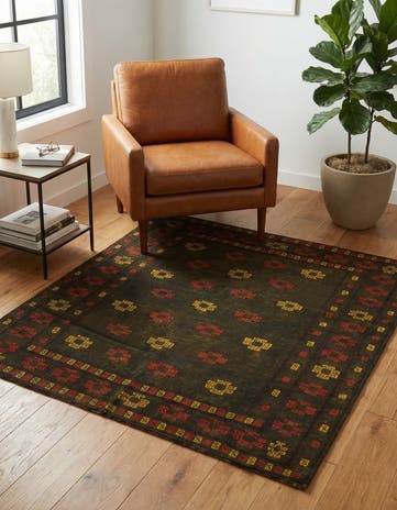 4' 3 x 4' 5 Hand Knotted Sumak Wool Square Rug