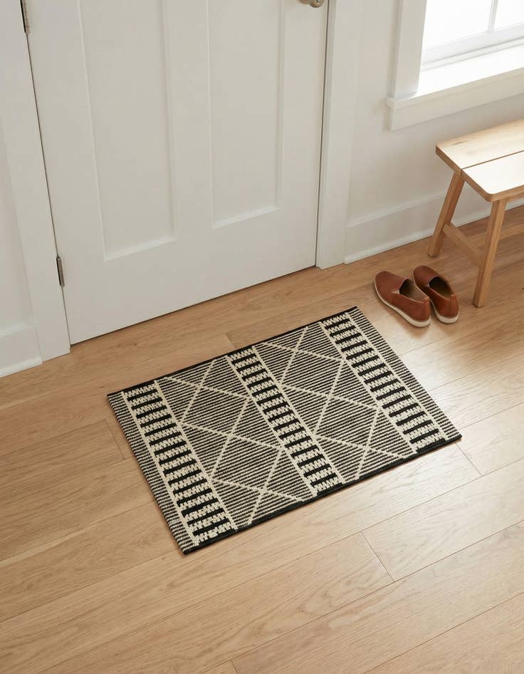 Detail image of 2' x 3' Washable Lattice Indoor / Outdoor Rug
