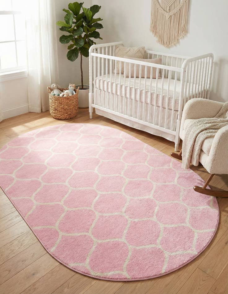 Detail image of 4' x 6' Lattice Frieze Oval Rug