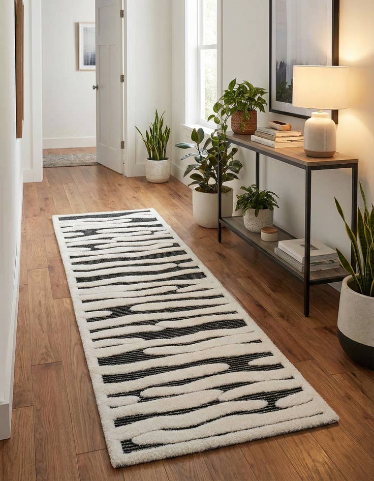 Detail image of 2' 7 x 8' Prismatic Runner Rug