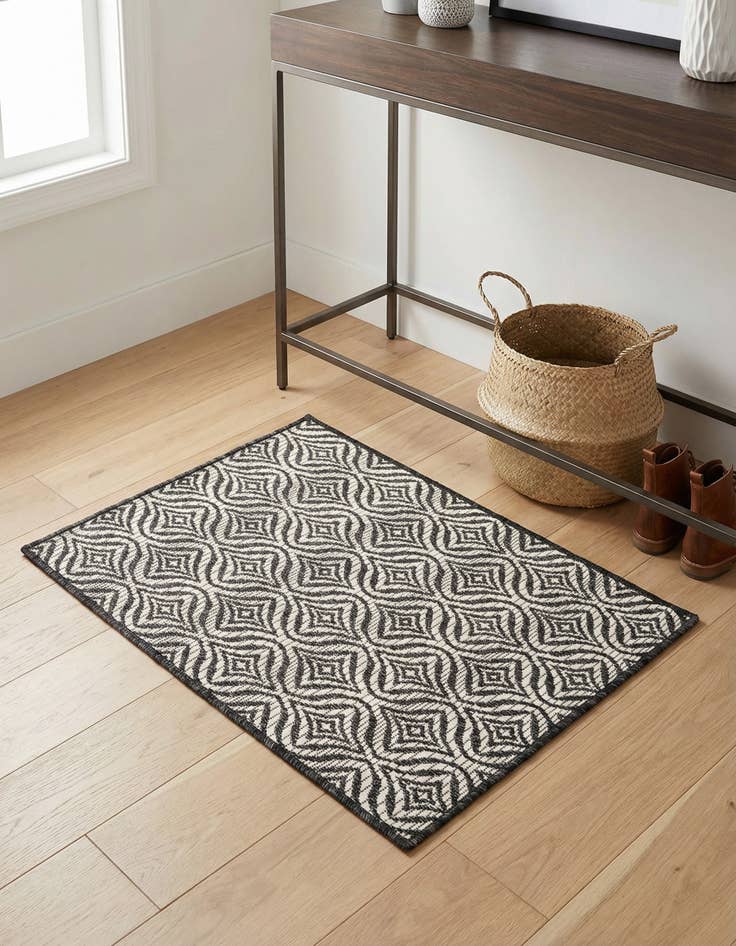 Detail image of 2' x 3' Washable Lattice Indoor / Outdoor Rug