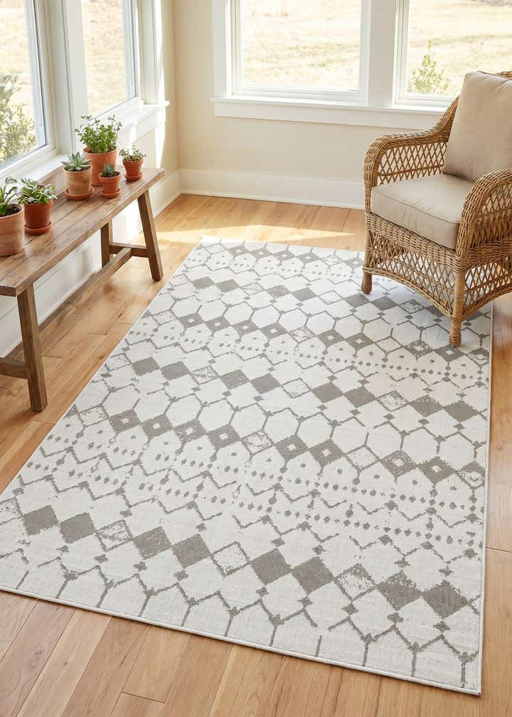 5' 3 x 8' Easy-Clean Lattice Indoor / Outdoor Rug