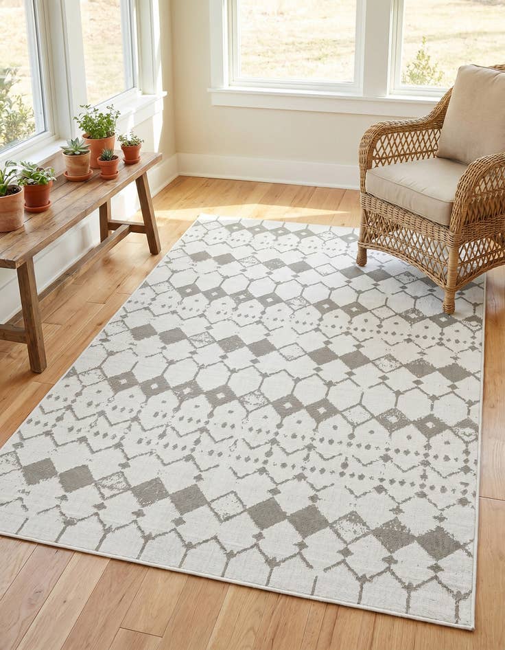 Detail image of 5' 3 x 8' Easy-Clean Lattice Indoor / Outdoor Rug