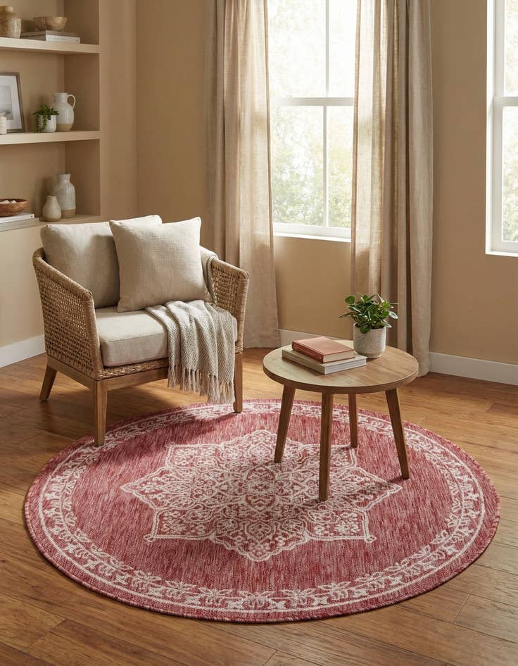 Detail image of 4' x 4'  Washable Traditional Indoor / Outdoor Round Rug