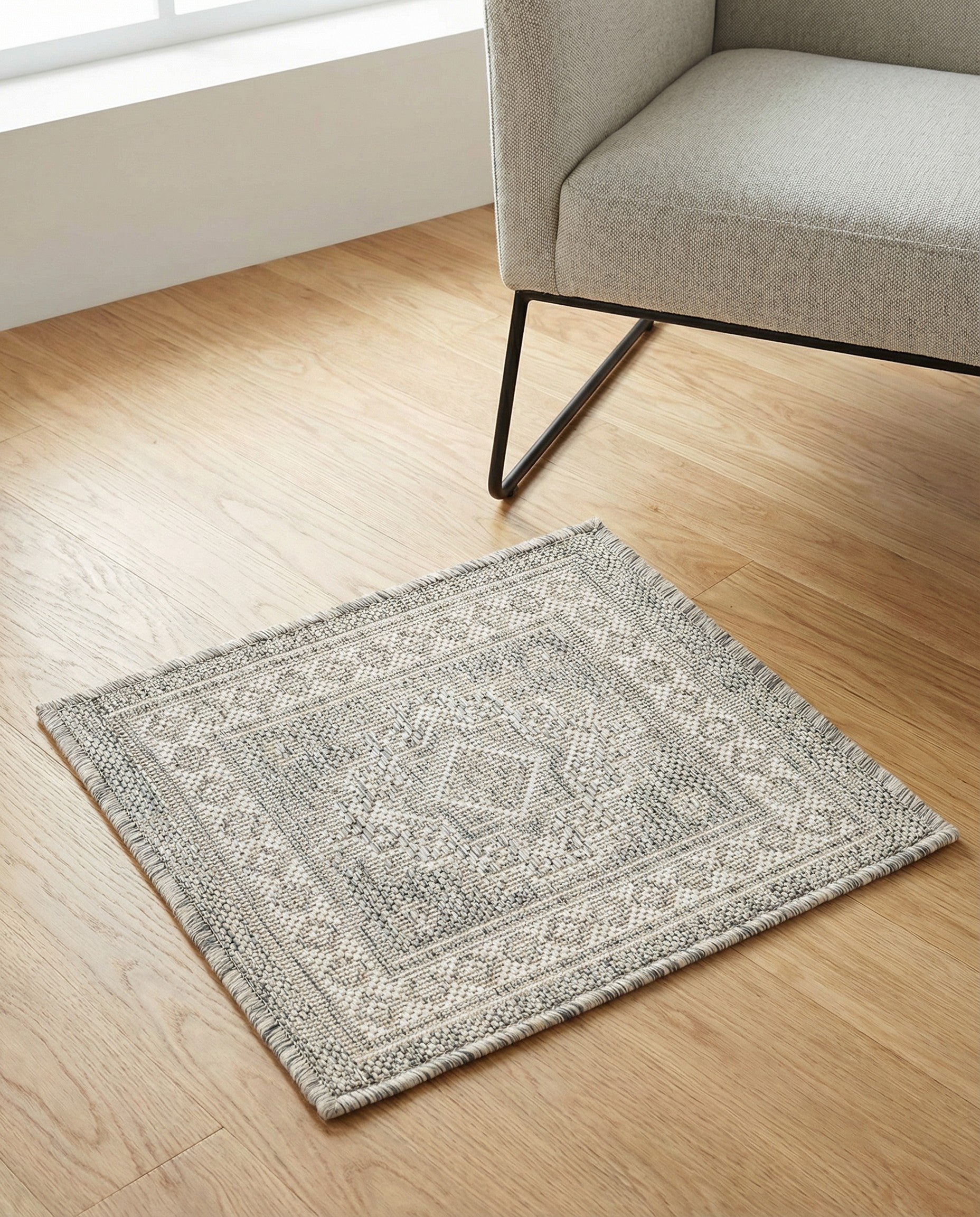 1' 4 x 1' 4 Easy-Clean Aztec Indoor / Outdoor Sample Rug