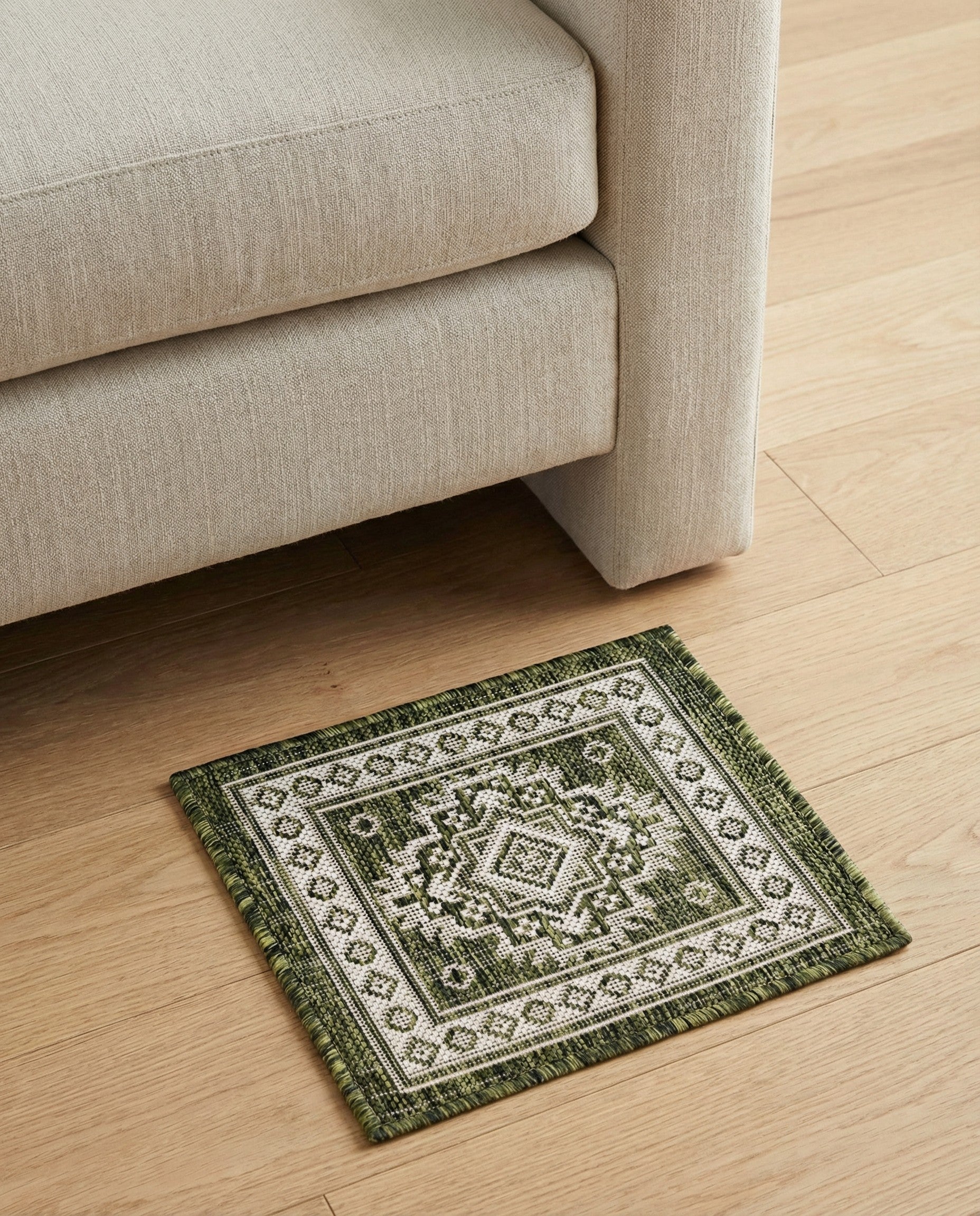 1' 4 x 1' 4 Easy-Clean Aztec Indoor / Outdoor Sample Rug