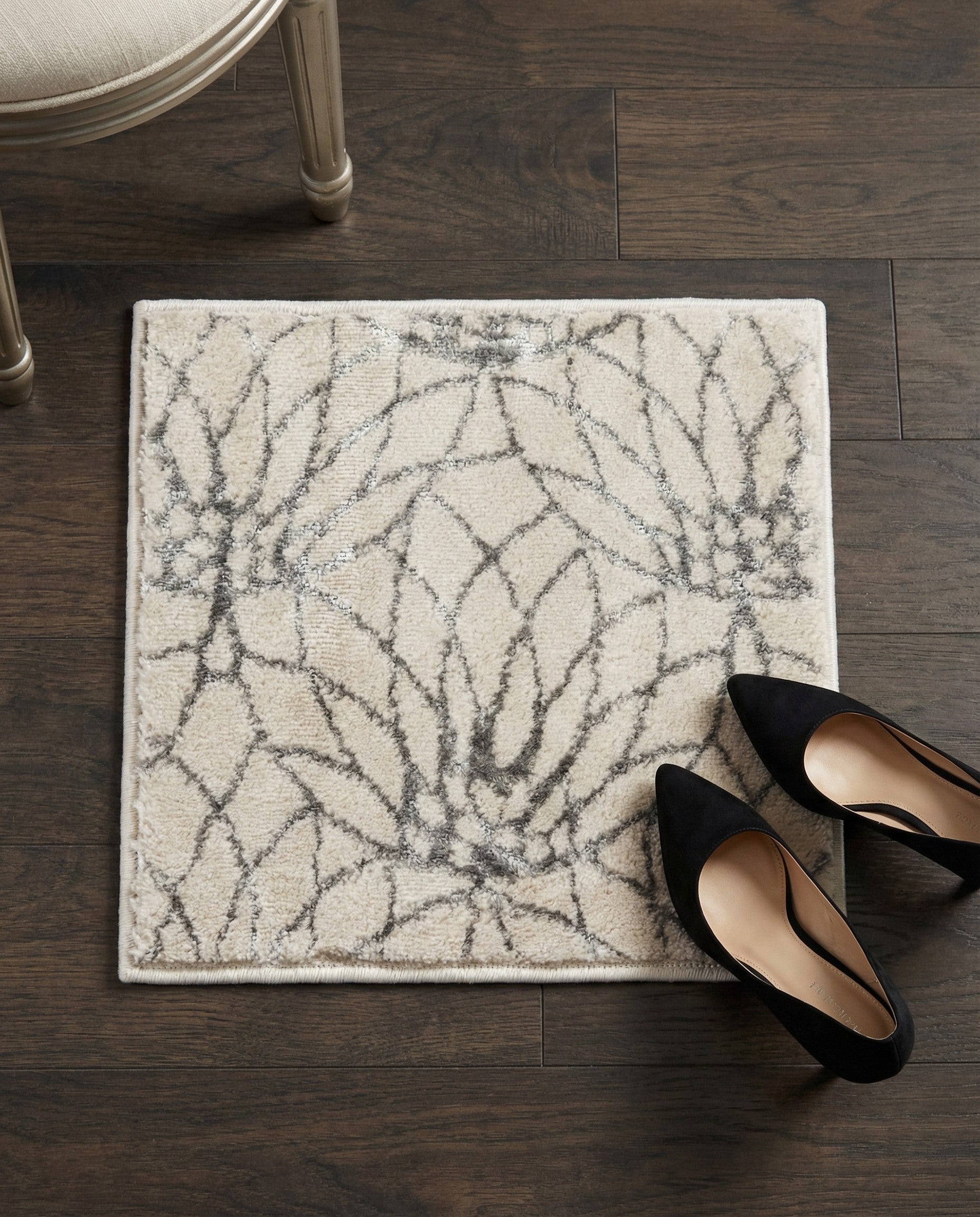 1' 4 x 1' 4 Marilyn Monroe™ Glam Dahlia Sample Rug