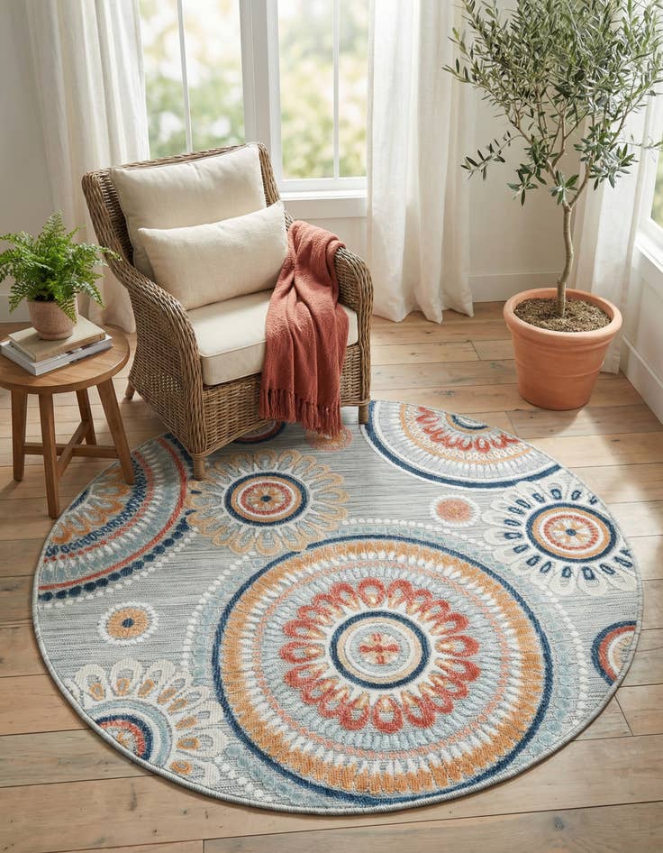 Detail image of 4' 5 x 4' 5  Washable Botanical Indoor / Outdoor Round Rug