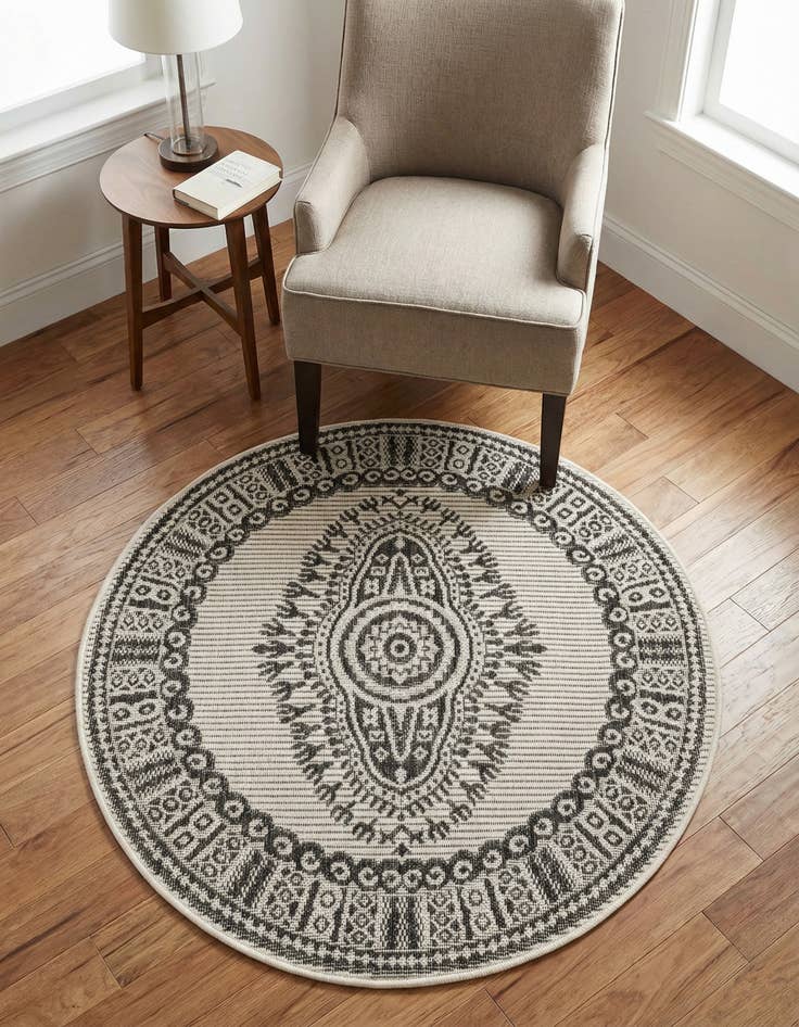 Detail image of 3' x 3'  Washable Traditional Indoor / Outdoor Round Rug