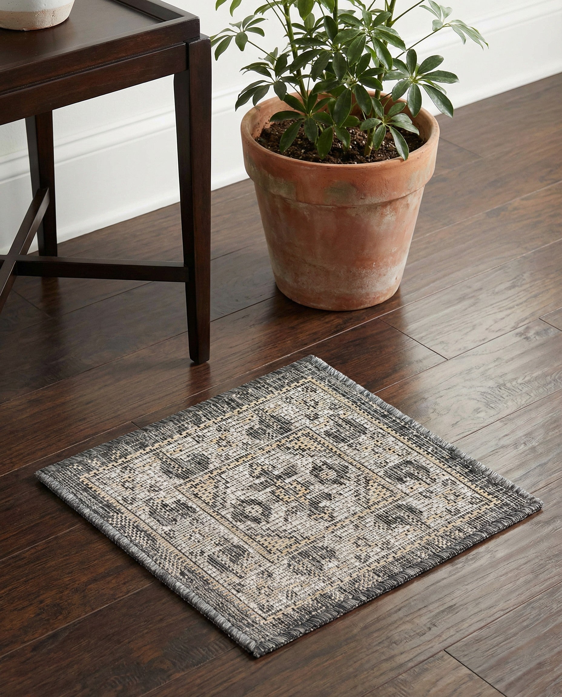 1' 4 x 1' 4 Easy-Clean Traditional Indoor / Outdoor Sample Rug