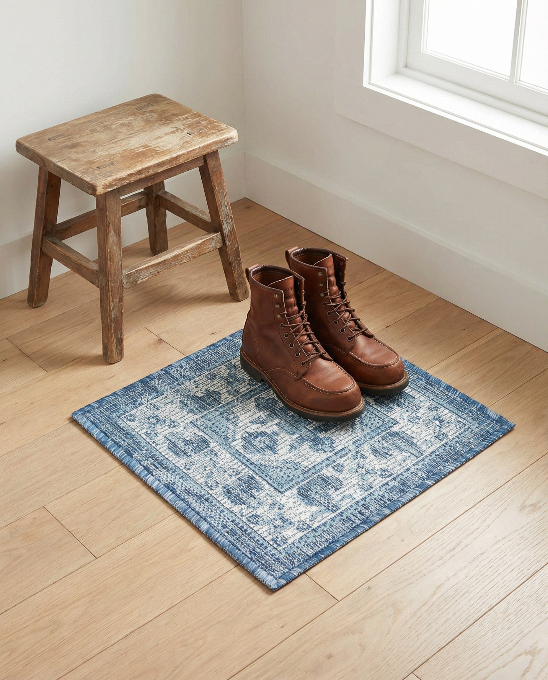 1' 4 x 1' 4 Easy-Clean Traditional Indoor / Outdoor Sample Rug