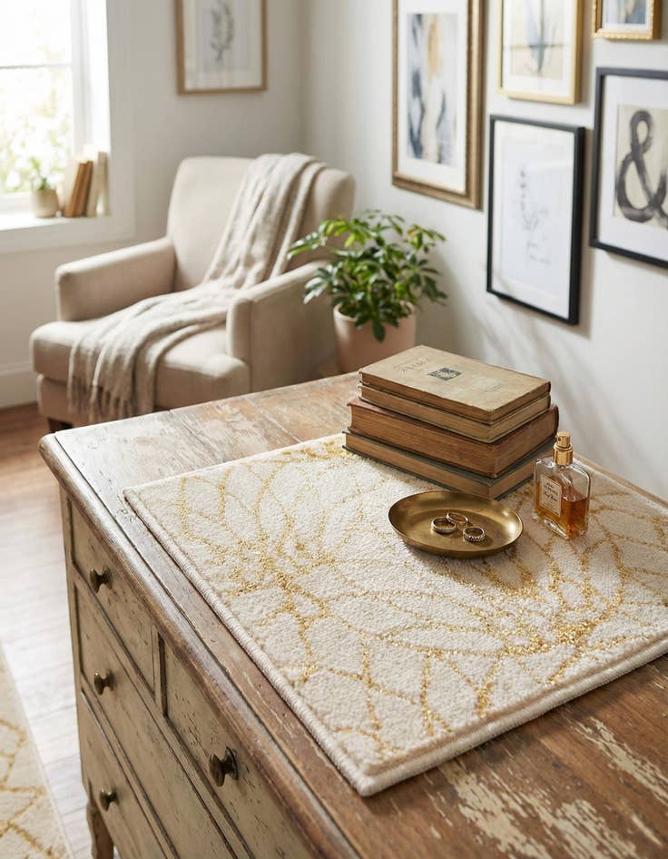 Detail image of 1' 4 x 1' 4 Marilyn Monroe&trade; Glam Dahlia Sample Rug