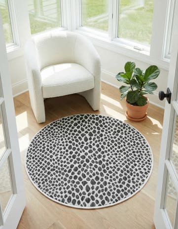 Black Easy-Clean Jill Zarin Cape Town Indoor / Outdoor Round Rug