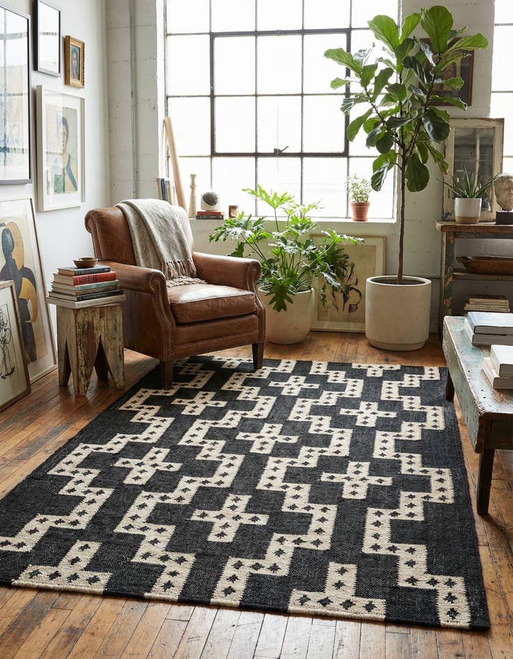 Detail image of 4' 1 x 6' 1 Hand Woven Kilim Wool Rug